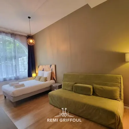 The Center Terrace & Parking 4 Guests