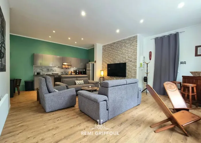 The Center Terrace & Parking 4 Guests