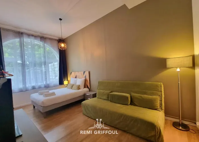 The Center Terrace & Parking 4 Guests